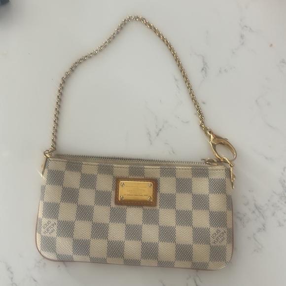 Louis Vuitton - Picture 6 of 7